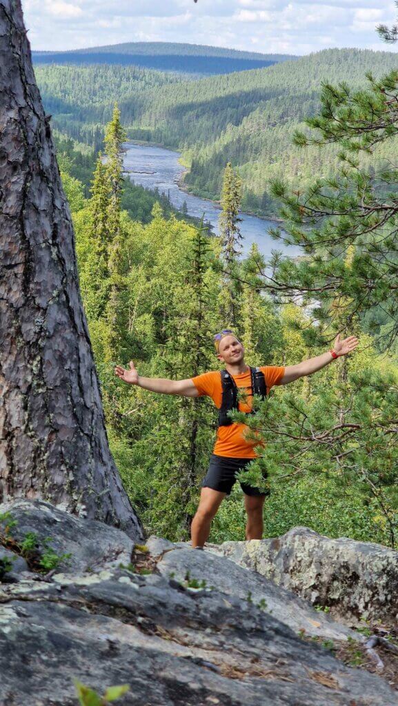 Polkujuoksija ja taustalla joki