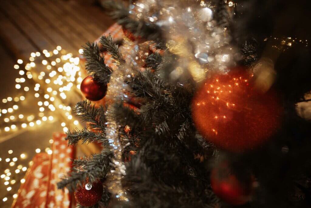 Kuvituskuva joulukuusi, joulupallo.