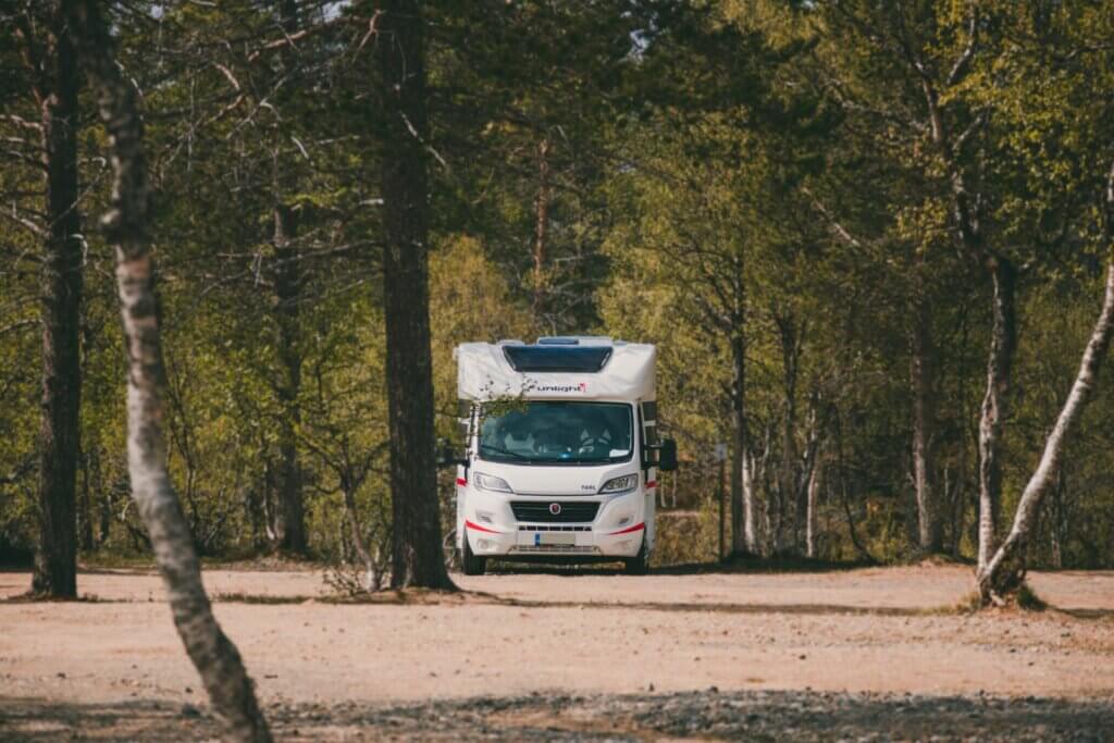 Asuntoauto Kiilopään leirintäalueella kesällä