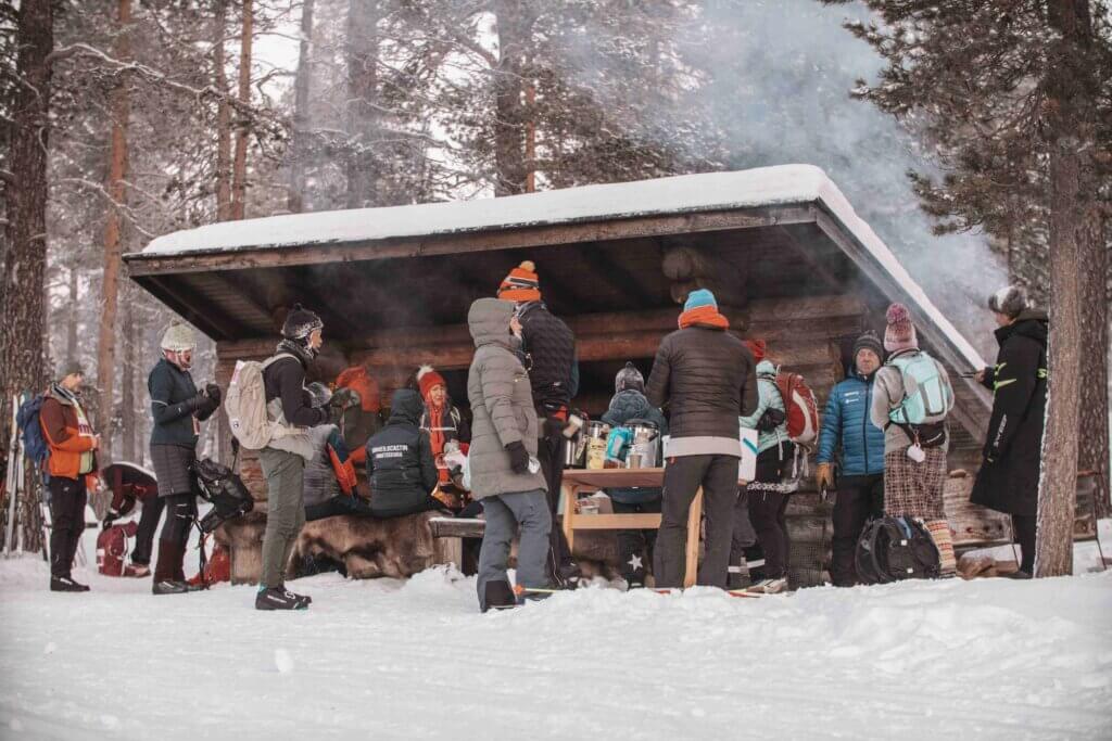 Kiilopäähiihdon huoltopiste Sivakkaojalla