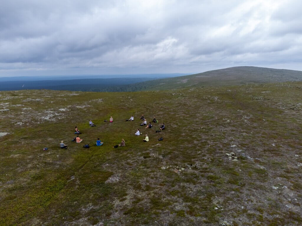 Ilmakuva, tunturimaisemassa joogaryhmä
