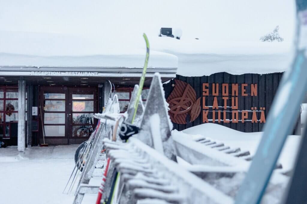 Päärakennuksen sisäänkäynnin yhteydessä on talvella suksitelineet.