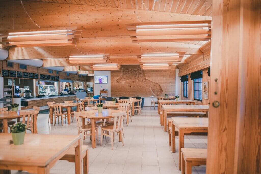 Kiilopään ravintolasali toimii myös kahvilana.