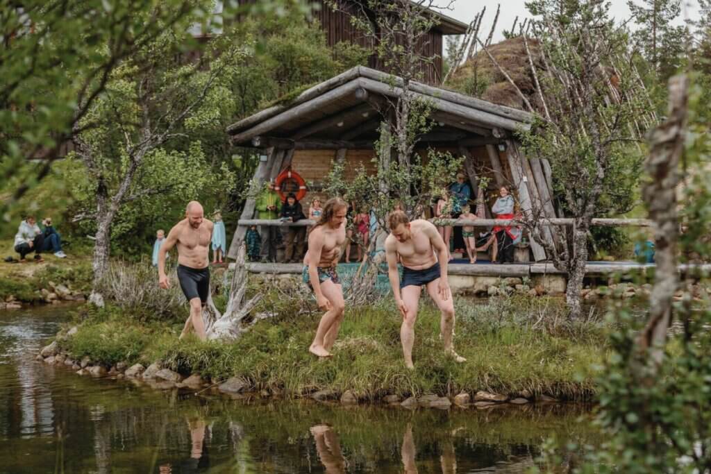 Kiilopään Kuurakaltio savusauna ja Kiilopuron uintipaikka kesällä