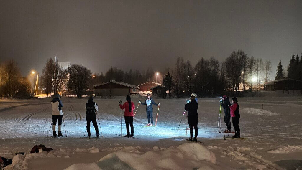 Hiihdon tekniikkatunti kaamoksessa