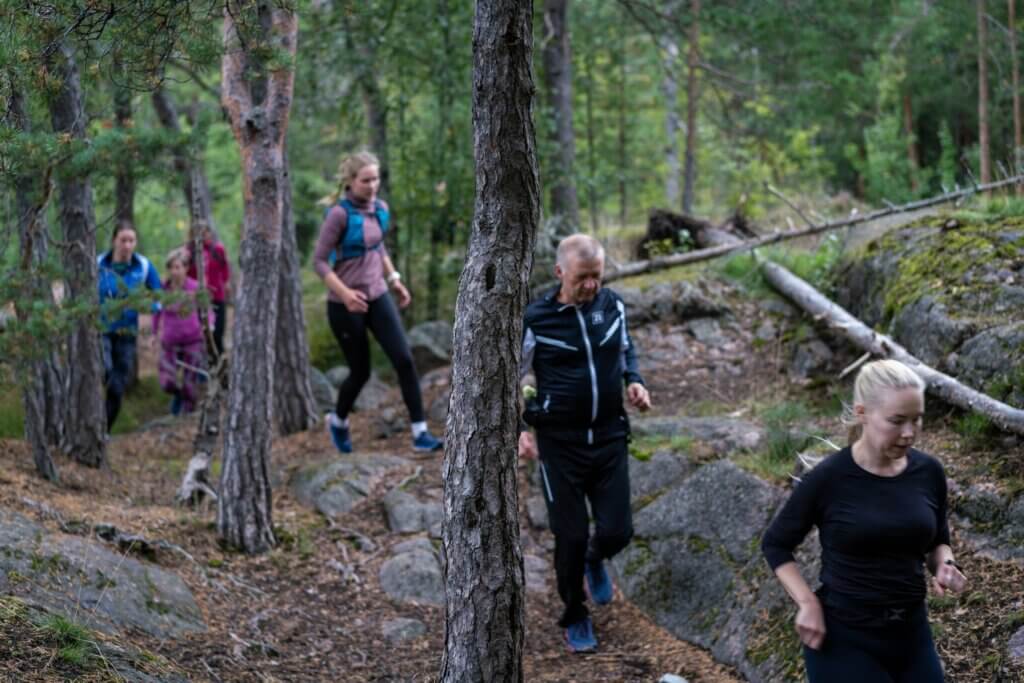 Polkujuoksijoita metsässä
