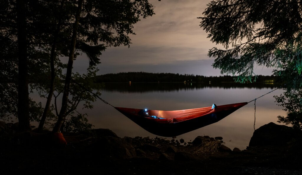 Riippumatto järven rannalla.