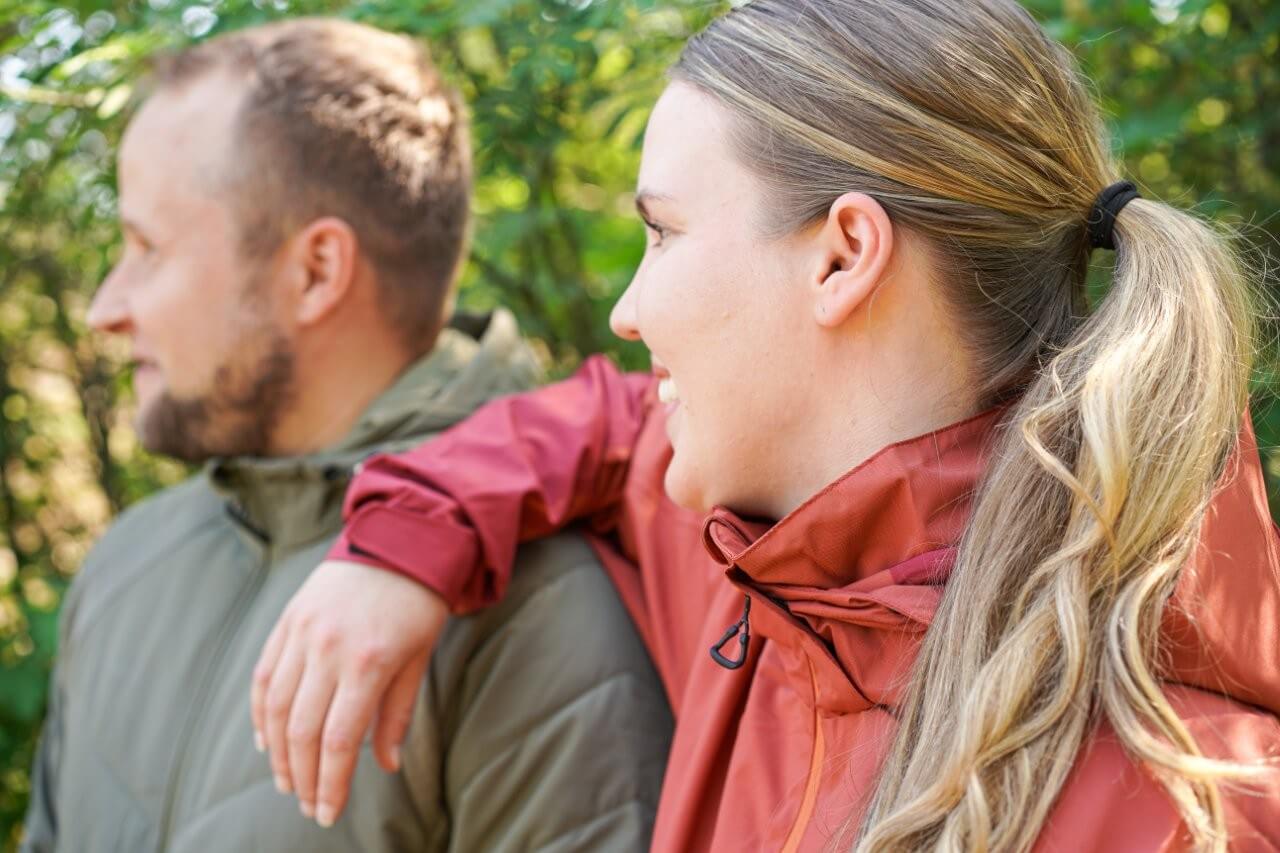 Nainen ja mies nojailevat ulkona