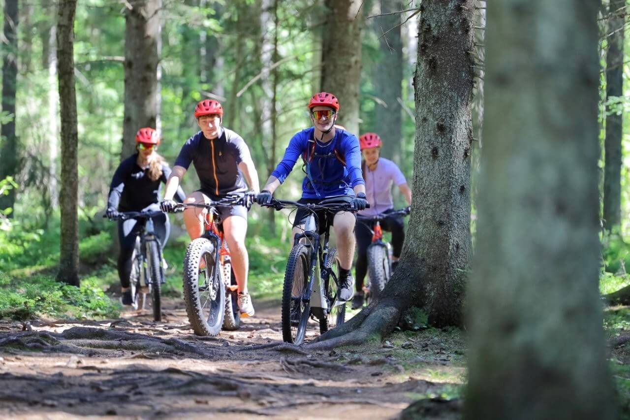 Maastopyöräilijoitä Helsingin Paloheinässä.