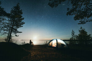 Teltta yöllisessä maisemassa