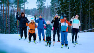 Erilaisia hiihtäjiä ladulla yhdessä.
