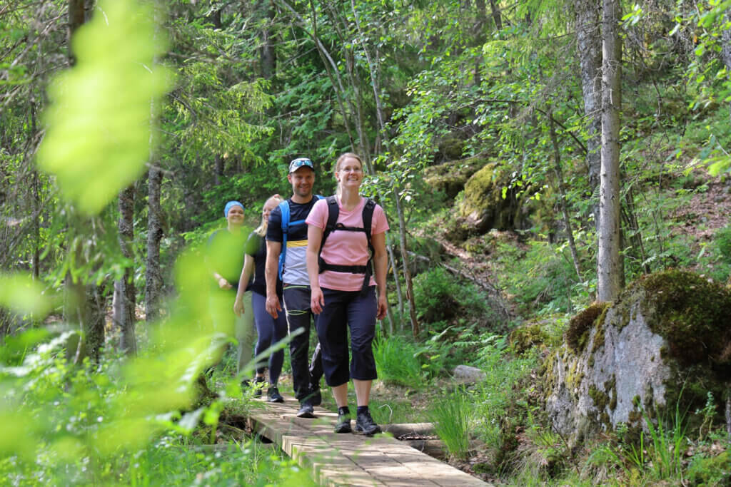 Retkeilijöitä kävelemässä pitkospuilla