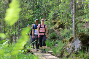 Retkeilijöitä kävelemässä pitkospuilla